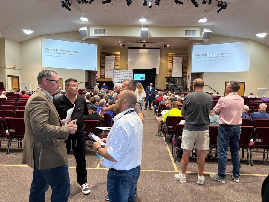 Residents in conversation with Smartland team members before the presentation